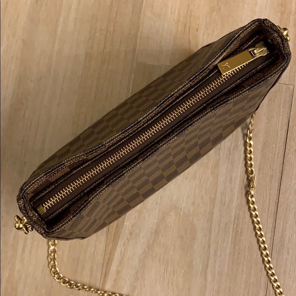 ❌SOLD❌ Louis Vuitton Crossbody - Picture 4 of 8